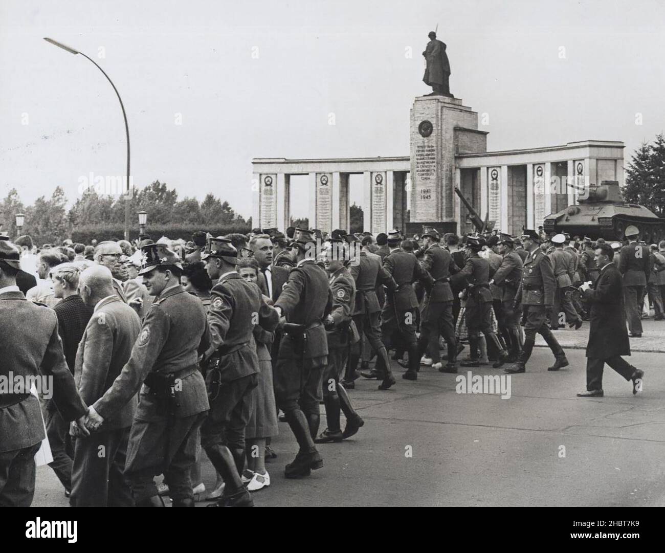 14. August 1961. Wütende, verhöhnende West-Berliner werden von der West-Berliner Polizei von der Grenze zurückversetzt. Im Hintergrund steht das sowjetische Kriegsdenkmal Stockfoto