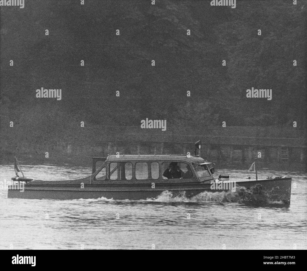 14. August 1961. Ein ostdeutsches Polizeiboot patrouilliert auf der Havel, der Grenze zwischen dem amerikanischen und dem kommunistischen Sektor Deutschlands. Ein Besatzungsmitglied nutzt Ferngläser, um die westliche Seite des Flusses zu scannen Stockfoto