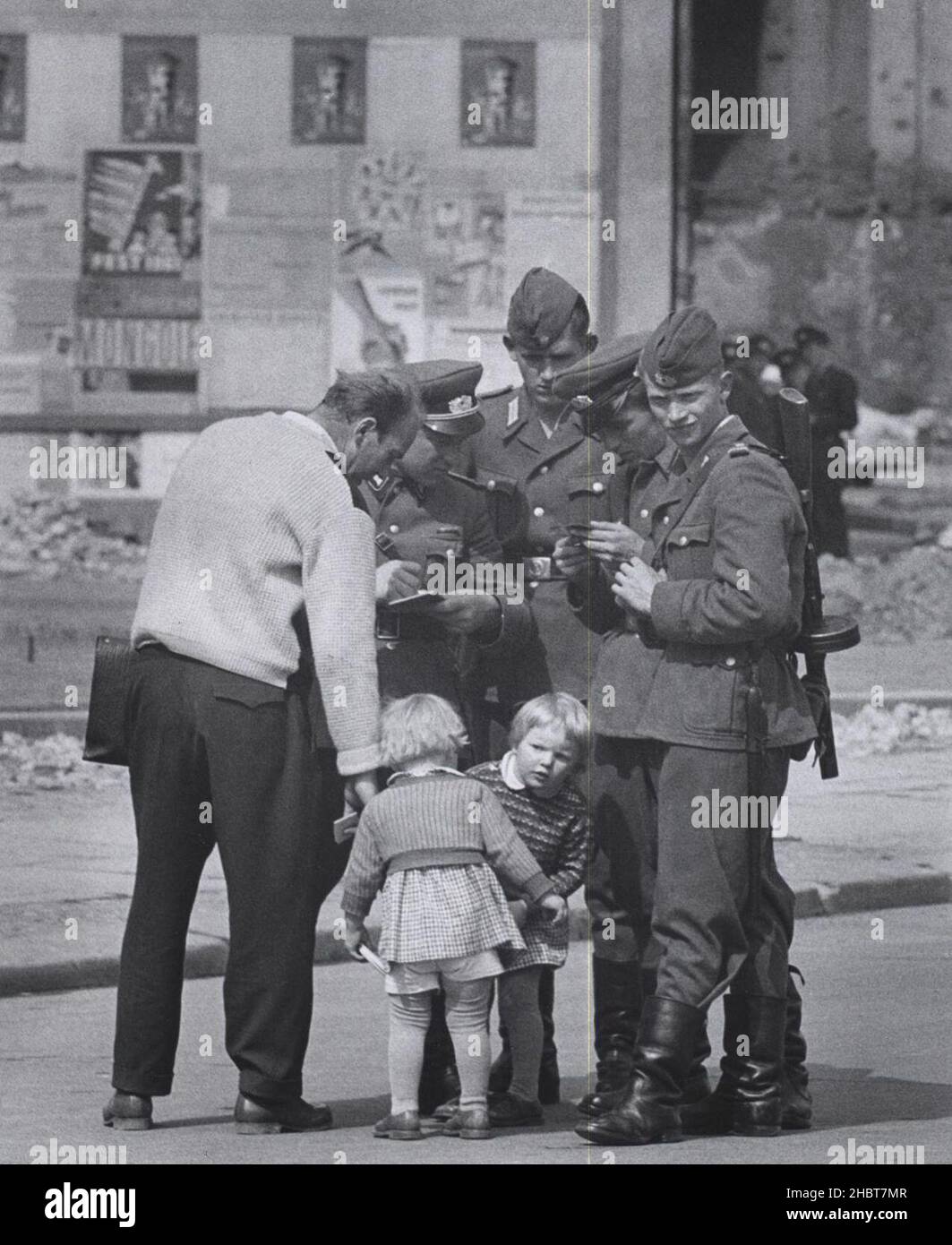 6. September 1961. Ein Mann steht mit seinen Töchtern zusammen und bittet DDR-Soldaten um Informationen über seine Frau Stockfoto