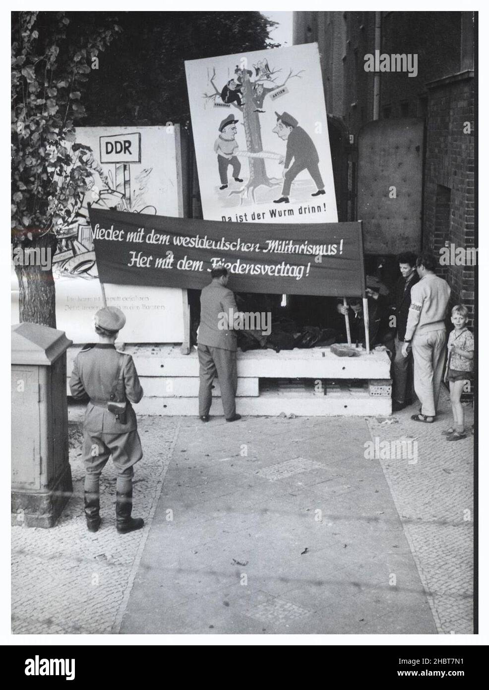 September 1961. Die DDR-Polizei gibt ein Transparent mit der Aufschrift nieder mit dem westdeutschen Militarismus! Gib uns einen Friedensvertrag! Stockfoto
