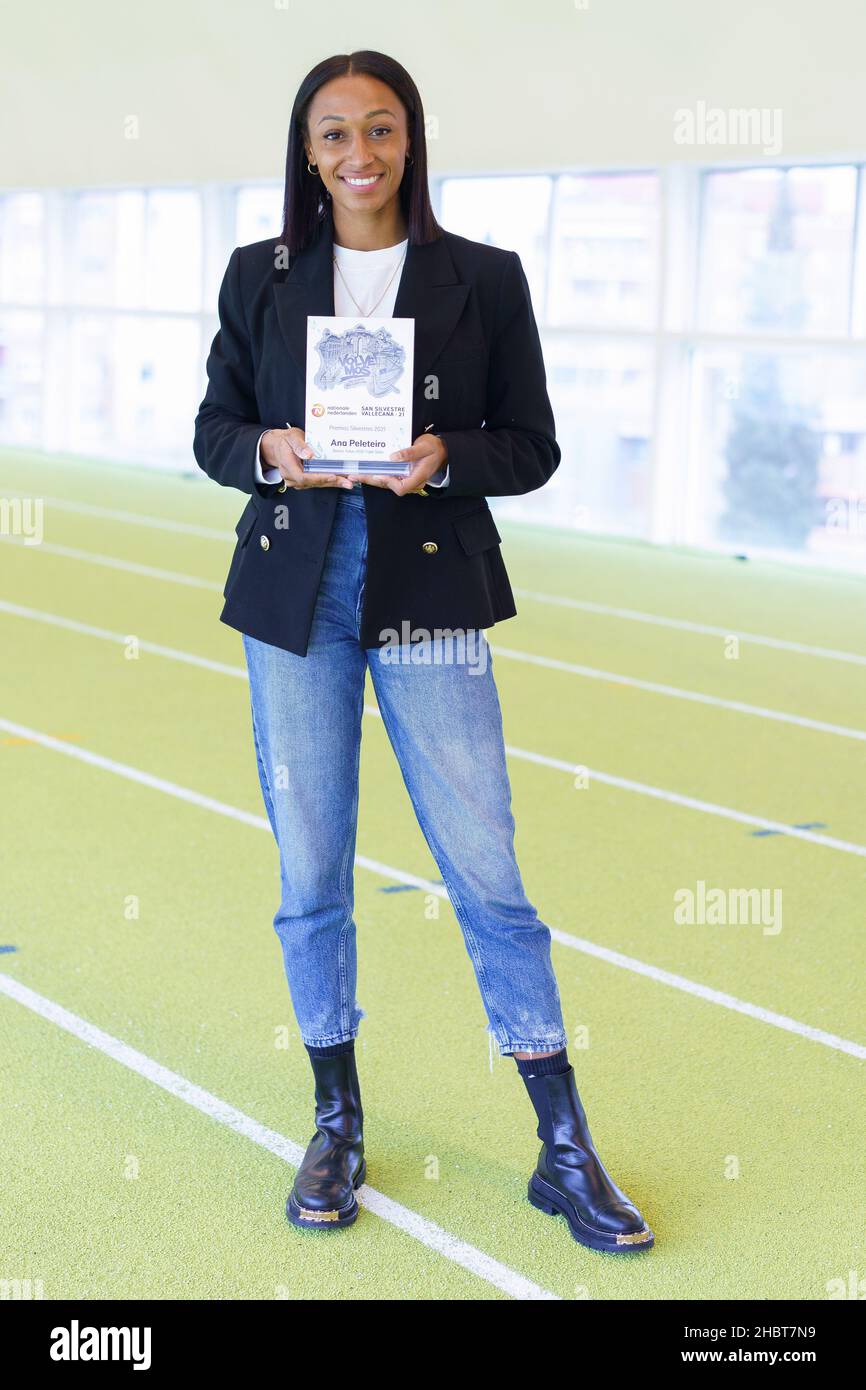 Madrid, Spanien. 21st Dez 2021. Ana Peleteiro, sah, wie sie während der Preisverleihung der Silvestres des Jahres im Stadion von Vallermoso eine Gedenktafel hielt. Kredit: SOPA Images Limited/Alamy Live Nachrichten Stockfoto