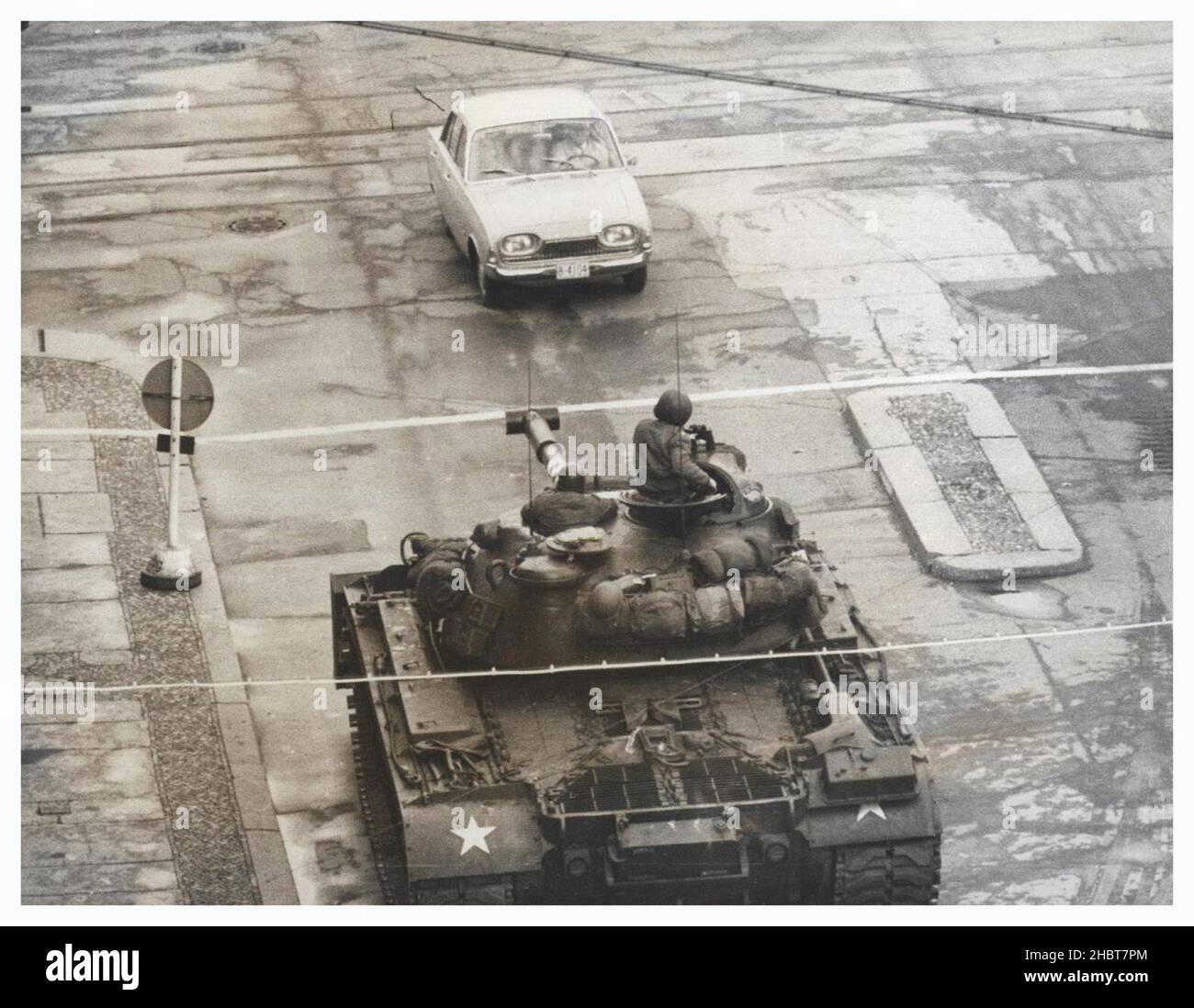 26. Oktober 1961. An der Grenze steht ein US-Panzer, der durch die weiße Linie gekennzeichnet ist, als ein Auto mit US-Diplomaten aus Ost-Berlin zurückkehrt Stockfoto