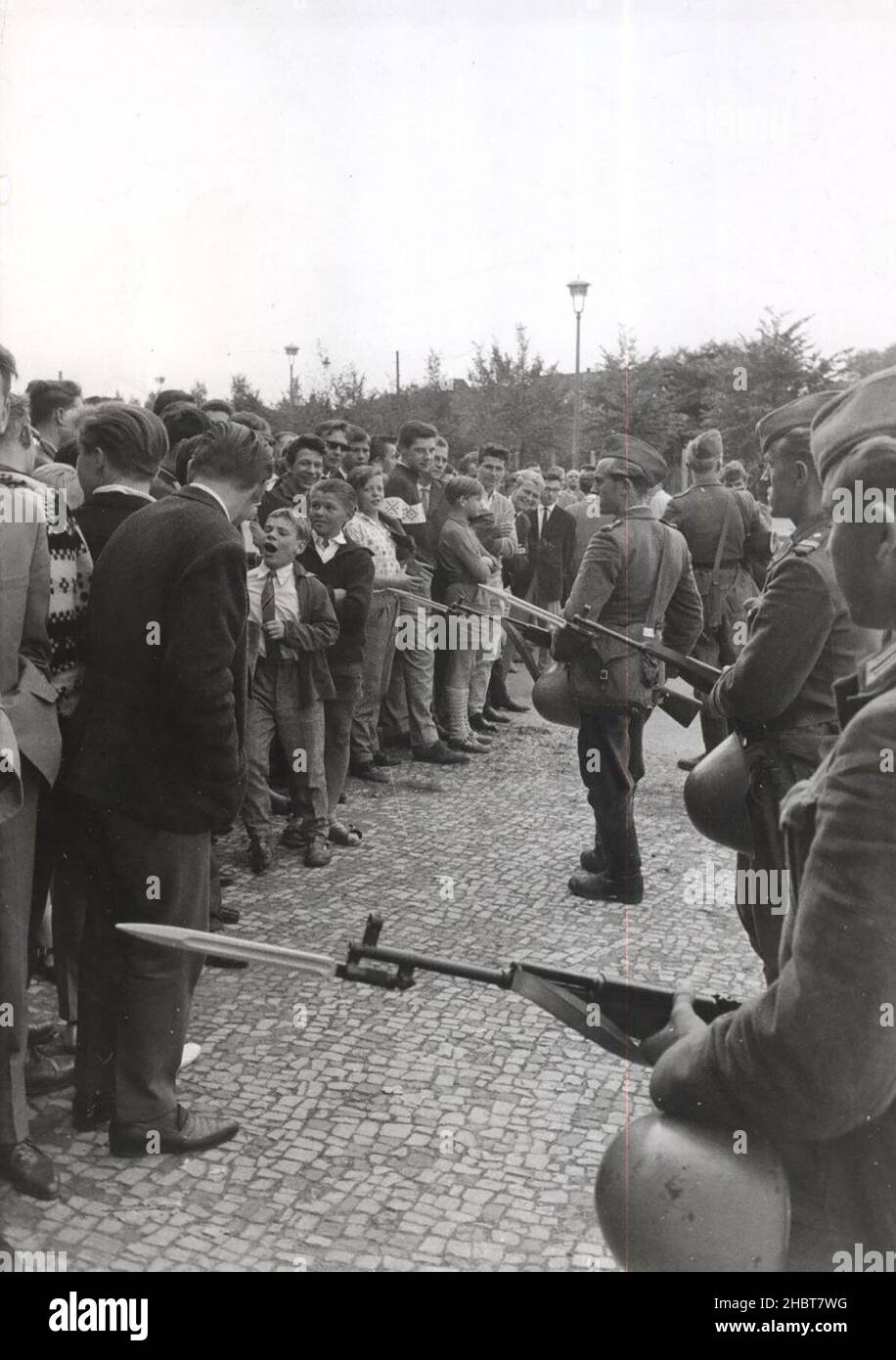 14. August 1961. Die schwer bewaffnete DDR-Polizei setzt Bajonette ein, um die Massen, die nach West-Berlin wollen, zurückzudrängen Stockfoto