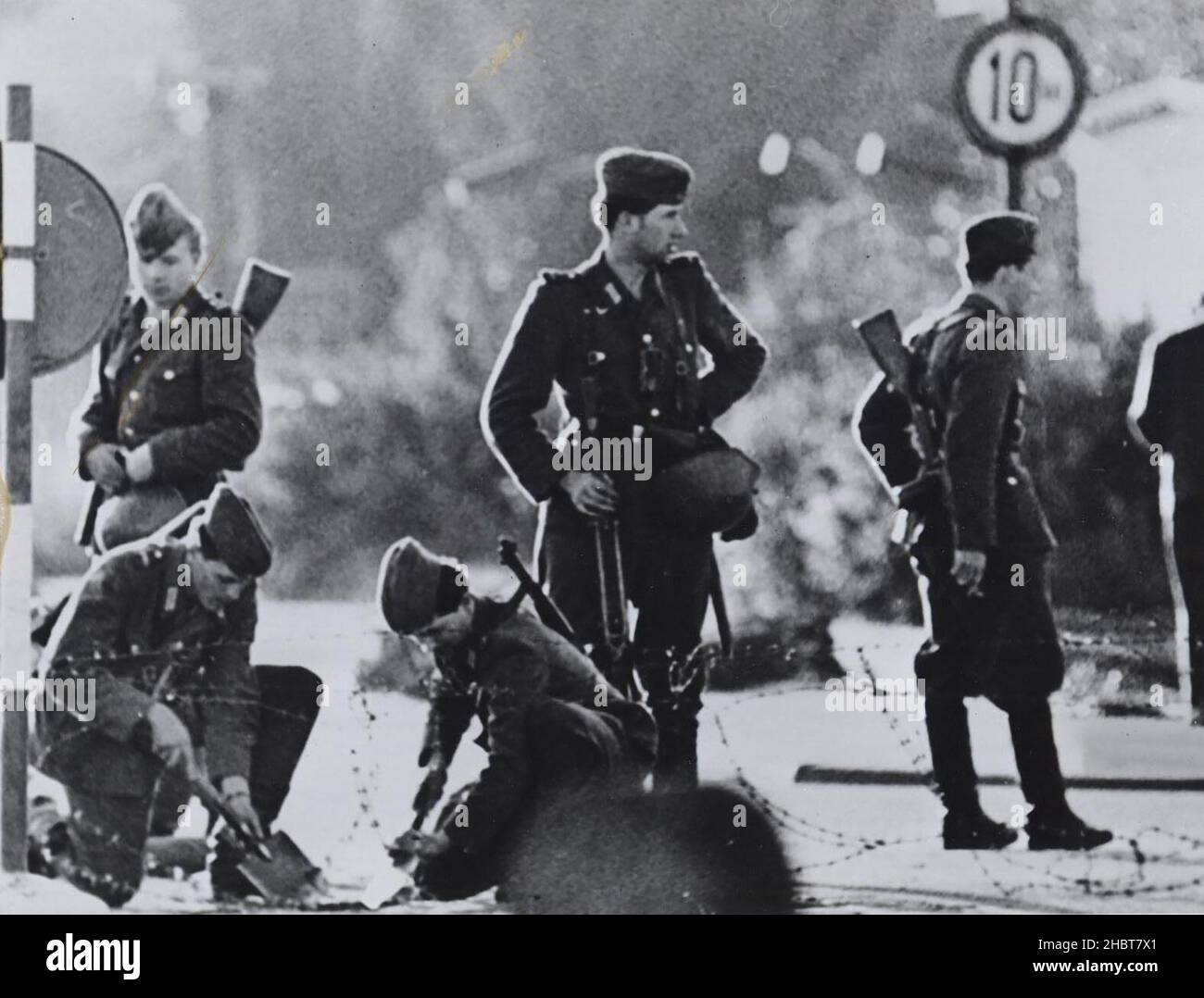 Ende August 1961. Zwei ostdeutsche Soldaten graben in der Nähe des Potsdamer Platzes Löcher für einen neuen Stacheldrahtzaun Stockfoto
