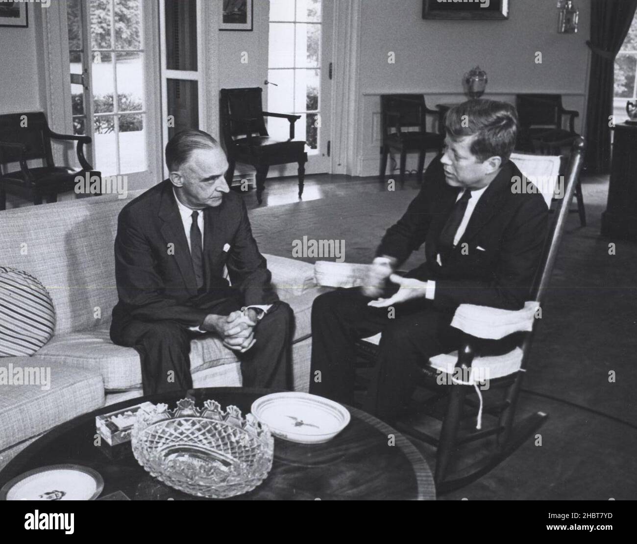 16. September 1961. Präsident John. F. Kennedy trifft sich im Weißen Haus mit General Lucius D. Clay, seinem Vertreter 1961 und 1962 in Berlin. General Clay war nach dem Zweiten Weltkrieg Militärgouverneur der US-Zone in Deutschland Stockfoto