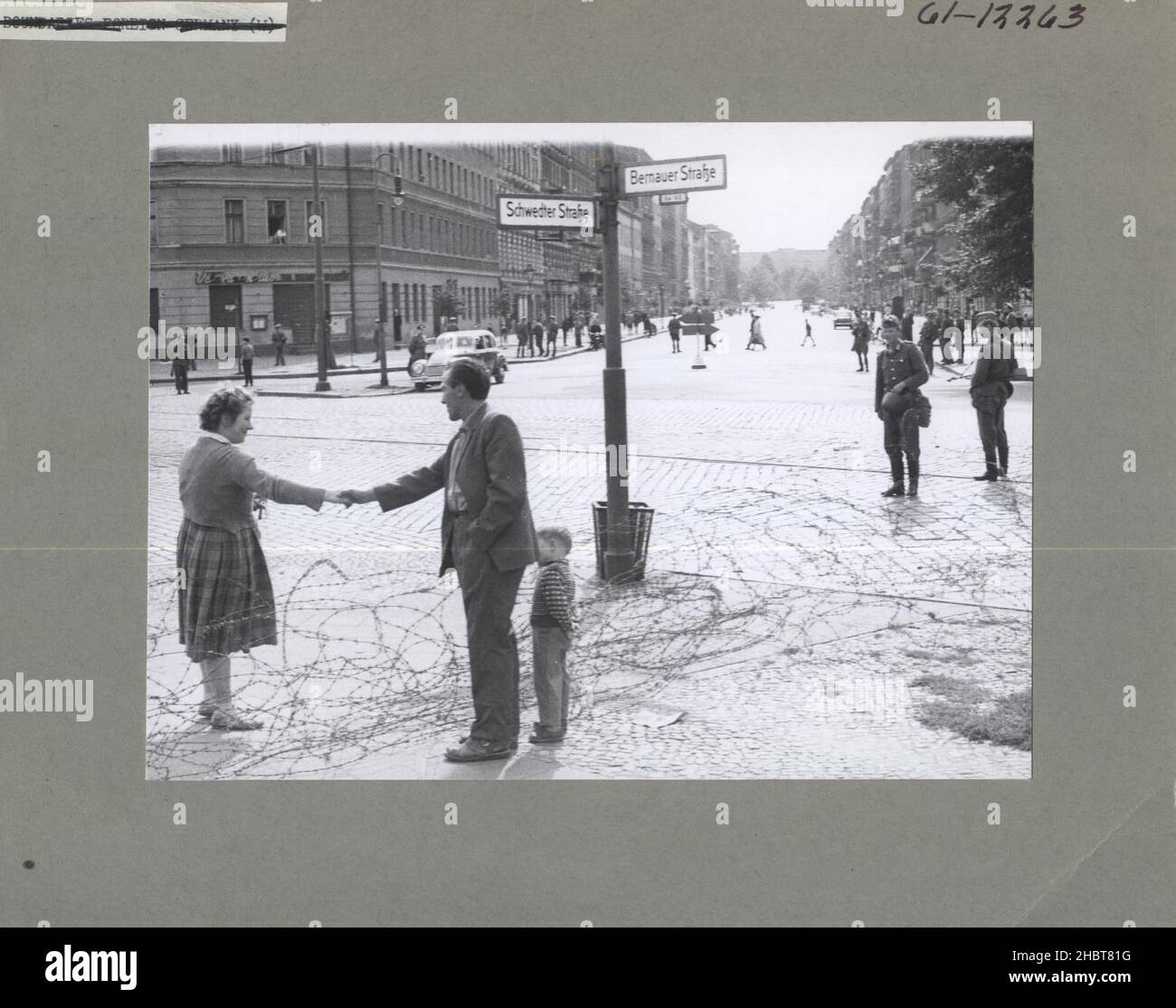 Ende August 1961. Mit einem Auf Wiedersehen-Strauß und anhaftenden Händen verabschiedet sich eine durch die Grenze getrennte Familie Stockfoto