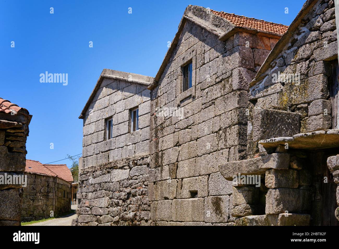 Granit Häuser im traditionellen Dorf Lamas de Olo. Alvao Naturpark, Tras os Montes. Portugal Stockfoto