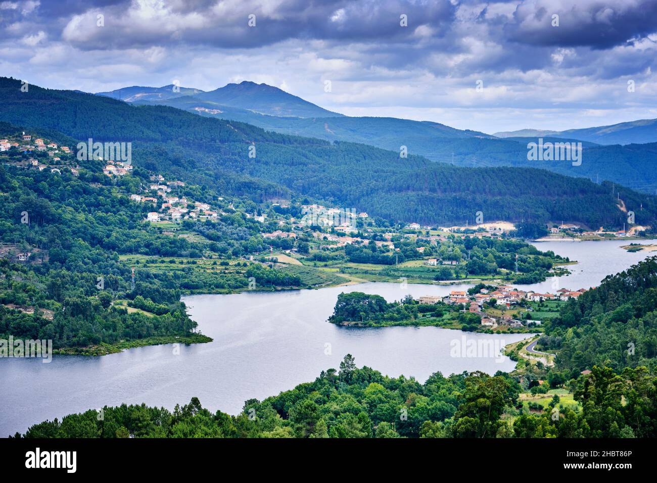 Daivoes-Staudamm, Fluss Tamega. Ribeira de Pena, Tras os Montes. Portugal Stockfoto
