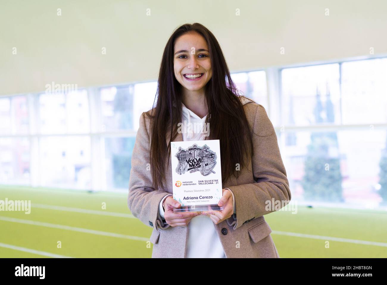 Adriana Cerezo, die während der Preisverleihung der Silvesters des Jahres im Vallermoso-Stadion eine Gedenktafel hielt. (Foto von Atilano Garcia / SOPA Images/Sipa USA) Stockfoto