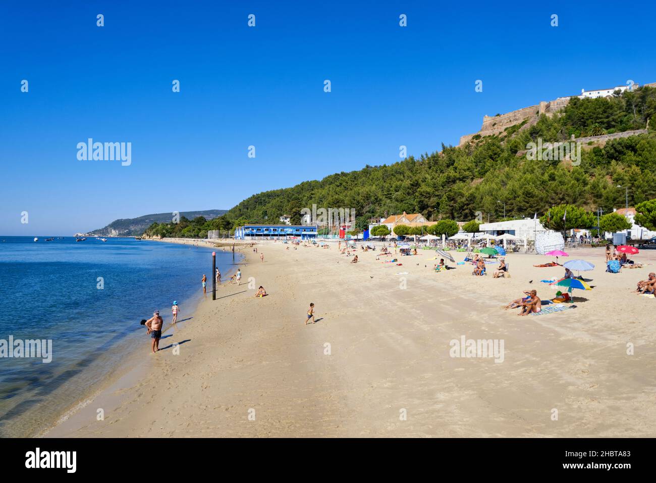 Ein Strand in der Stadt. Praia da Saude in Setubal und dem Sado. Portugal Stockfoto