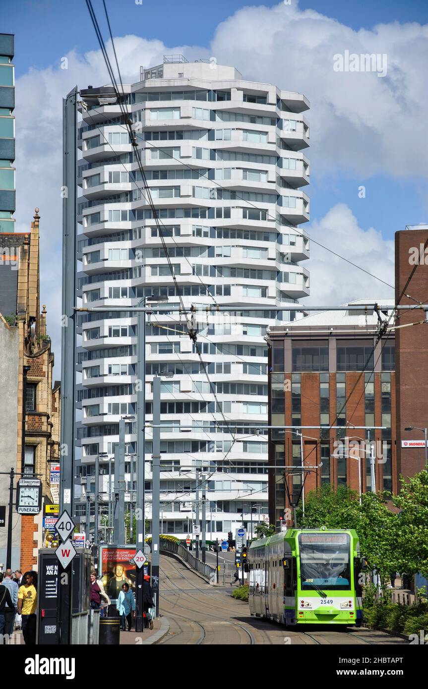 Tramlink Tram und No. 1 Croydon Tower, Addiscombe Road, Croydon, London Borough of Croydon, Greater London, England, Vereinigtes Königreich Stockfoto