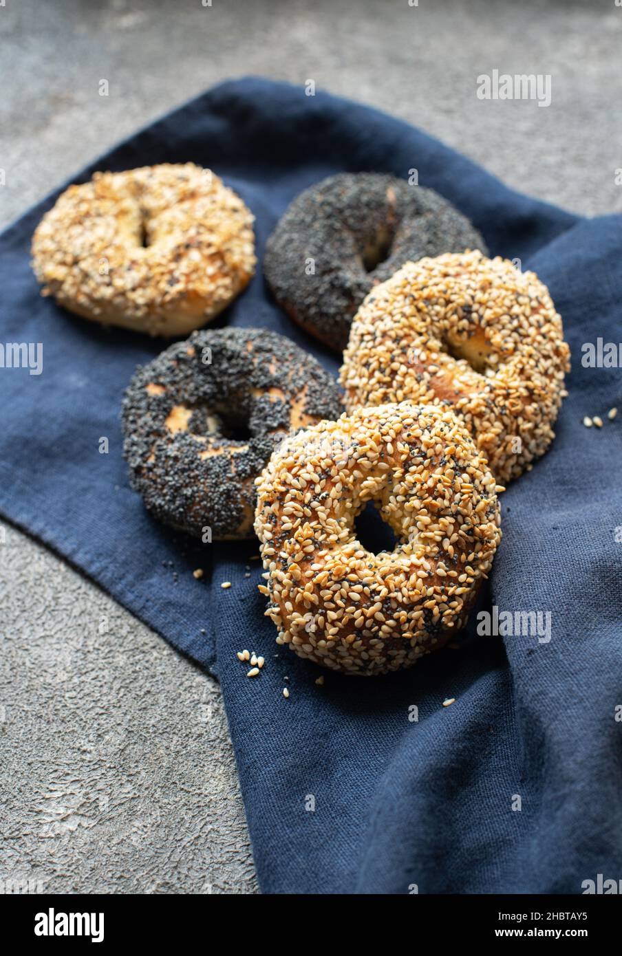 Frisch gebackene Sesam- und Mohn-Bagels. Nahaufnahme. Stockfoto