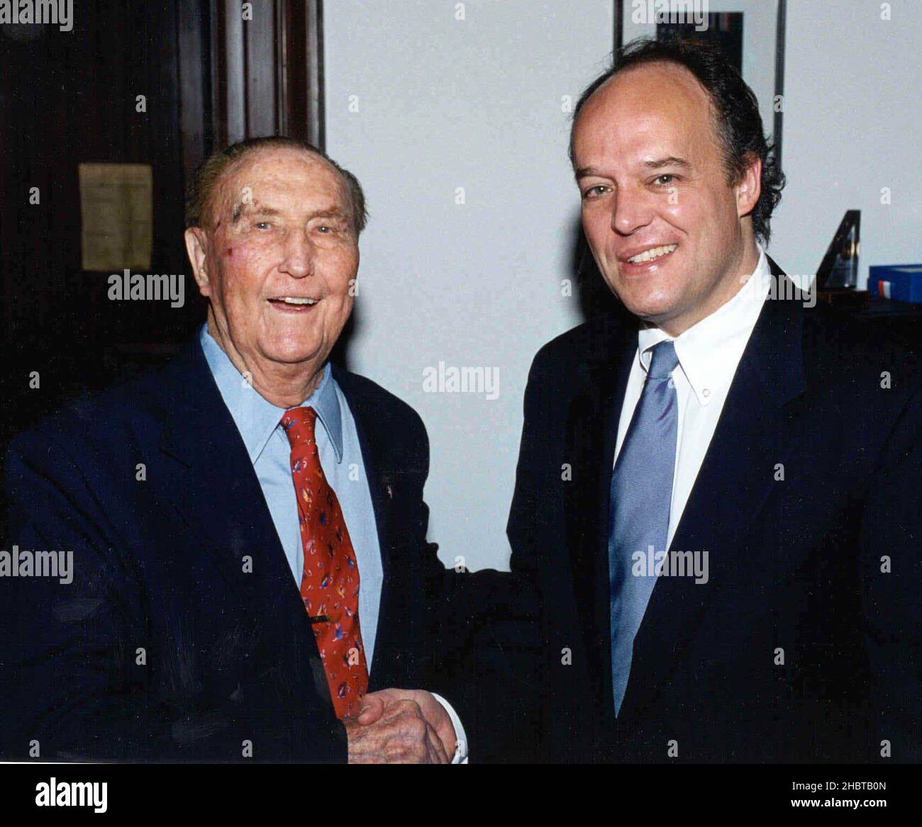 Senator Peter Fitzgerald, das jüngste Mitglied des Senats, mit Strom Thurmond, dem ältesten Senator ca. zwischen 1999 und 2001 Stockfoto