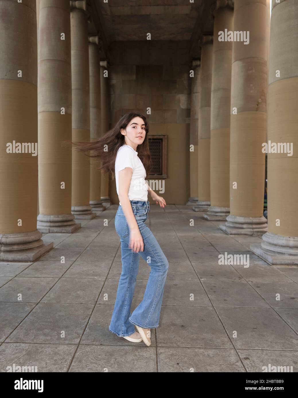 Teenager, die Jazz Dance macht, bewegt sich in einer Loggia Stockfoto