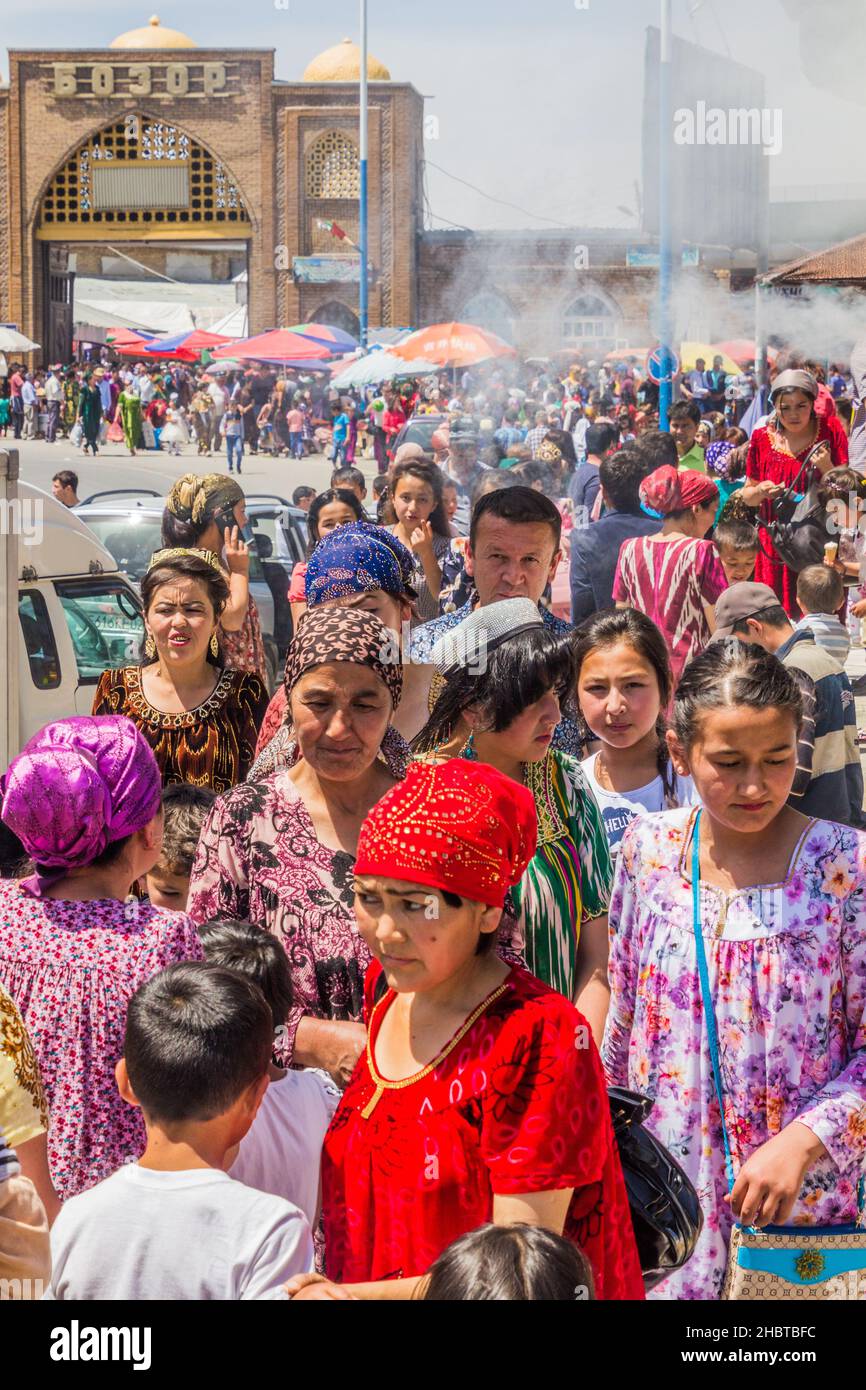 PENJIKENT, TADSCHIKISTAN - 9. MAI 2018: Menschen auf einer Straße vor dem Basar in Penjikent, Tadschikistan Stockfoto