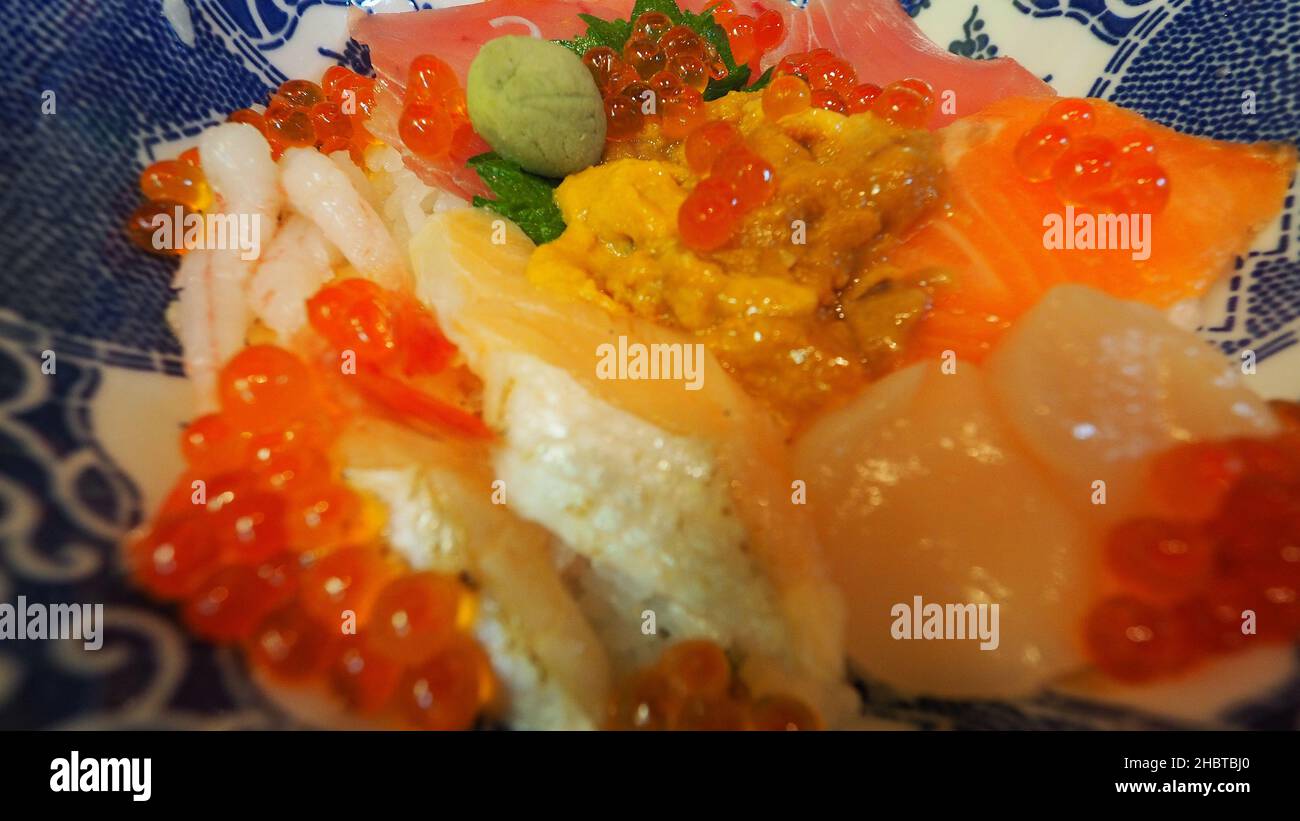 Nahaufnahmen von japanischen Meeresfrüchten, Reisschüssel oder Kaisendon Sashimi donburi oder KAISEN CHIRASHI DON mit rohen frischen krabben und Fisch aus ogura uni Stockfoto