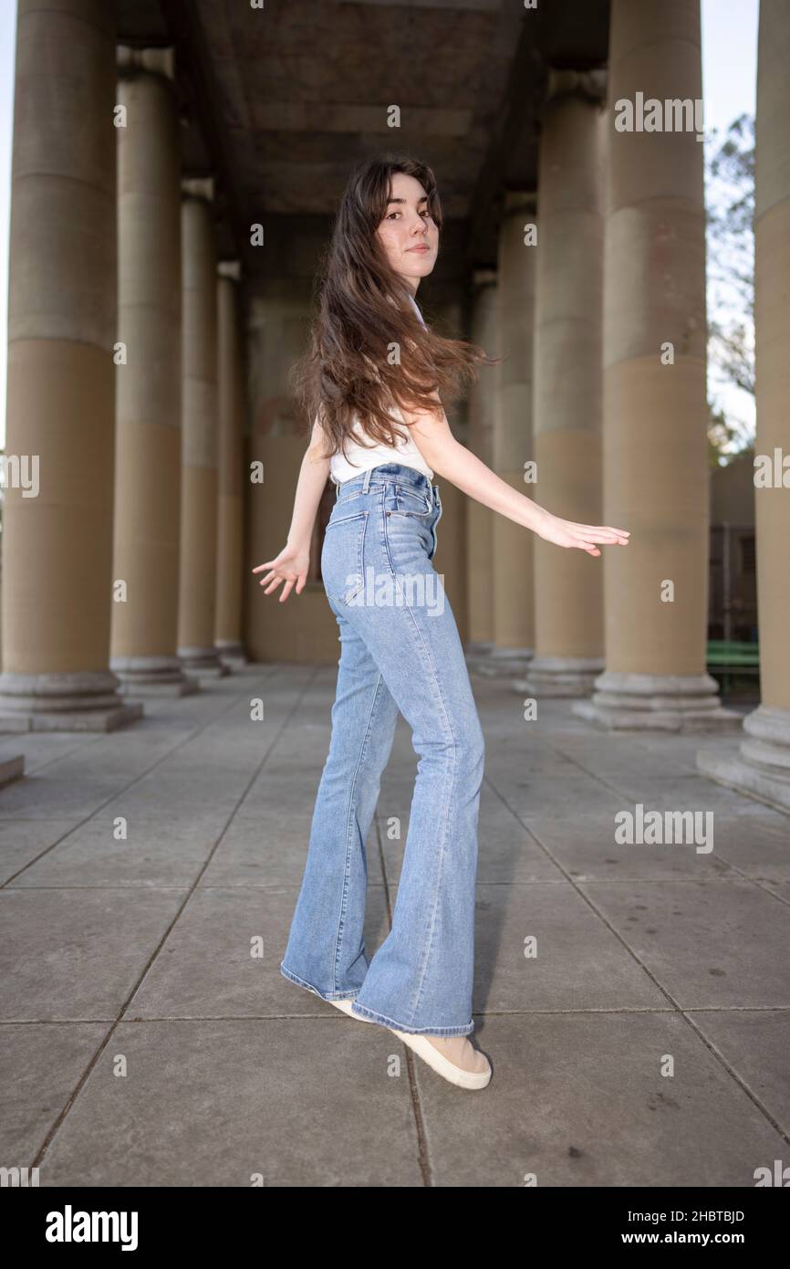 Teenager, die Jazz Dance macht, bewegt sich in einer Loggia Stockfoto