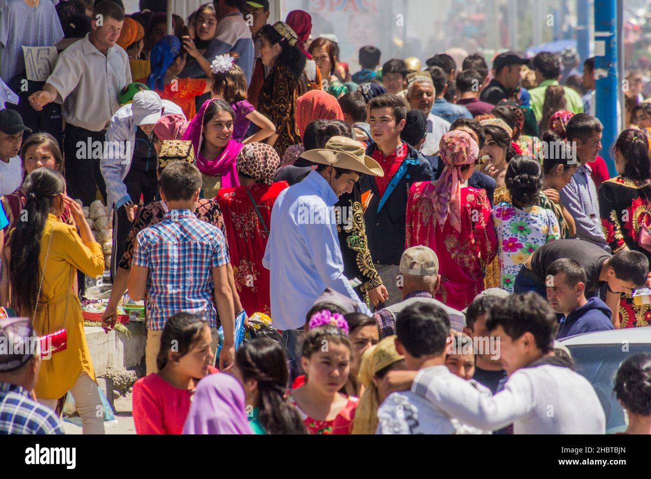 PENJIKENT, TADSCHIKISTAN - 9. MAI 2018: Menschen auf einer Straße vor dem Basar in Penjikent, Tadschikistan Stockfoto
