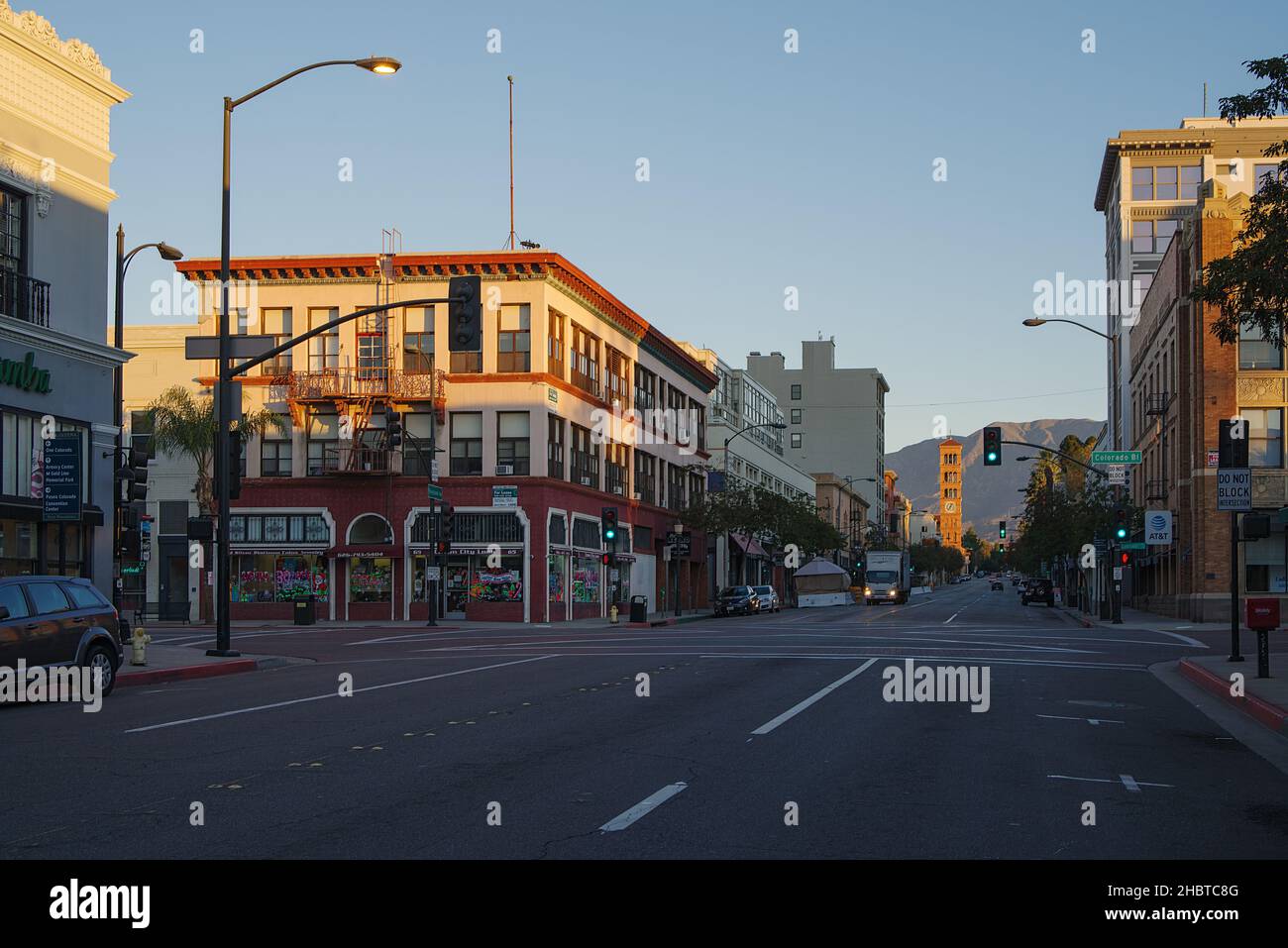 Die Kreuzung von Raymond Avenue und Colorado Boulevard wurde kurz nach Sonnenaufgang in der Stadt Pasadena gezeigt. Stockfoto