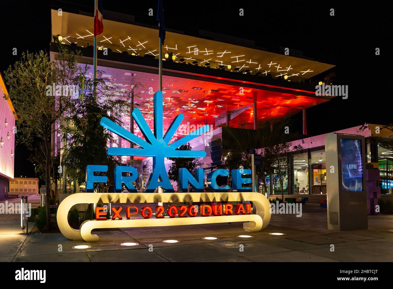 Dubai, VAE, 09.12.2021. France Pavilion und France Expo 2020 Dubai Logo auf der Expo 2020 Dubai, beleuchtet bei Nacht. Stockfoto