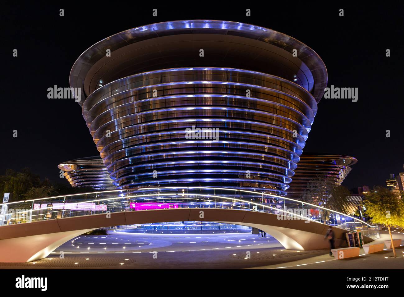 Dubai, VAE, 09.12.2021. Alif - The Mobility Pavilion auf der Expo 2020 Dubai, modernes Gebäude, symmetrische Aussicht, nachts beleuchtet. Stockfoto