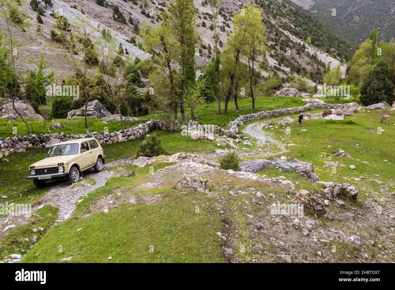 ARTUCH, TADSCHIKISTAN - 13. MAI 2018: Lada Niva Fahrzeug in der Nähe von Artuch in den Fann Bergen, Tadschikistan Stockfoto