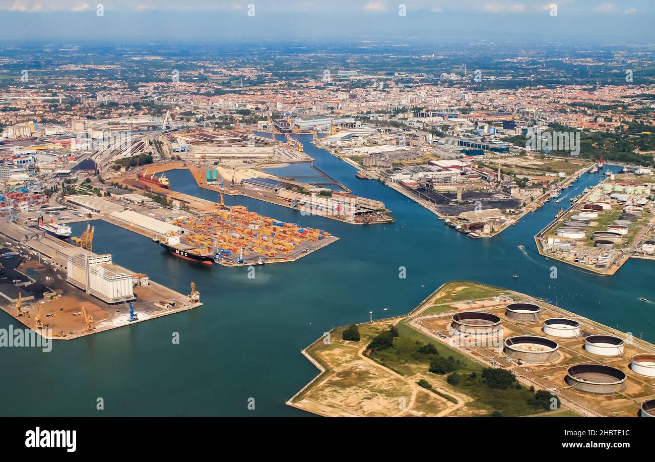VENEDIG, ITALIEN - 18. Nov 2021: Eine Luftaufnahme der Industrieanlagen in der Nähe des Flughafens von Venedig, Italien Stockfoto