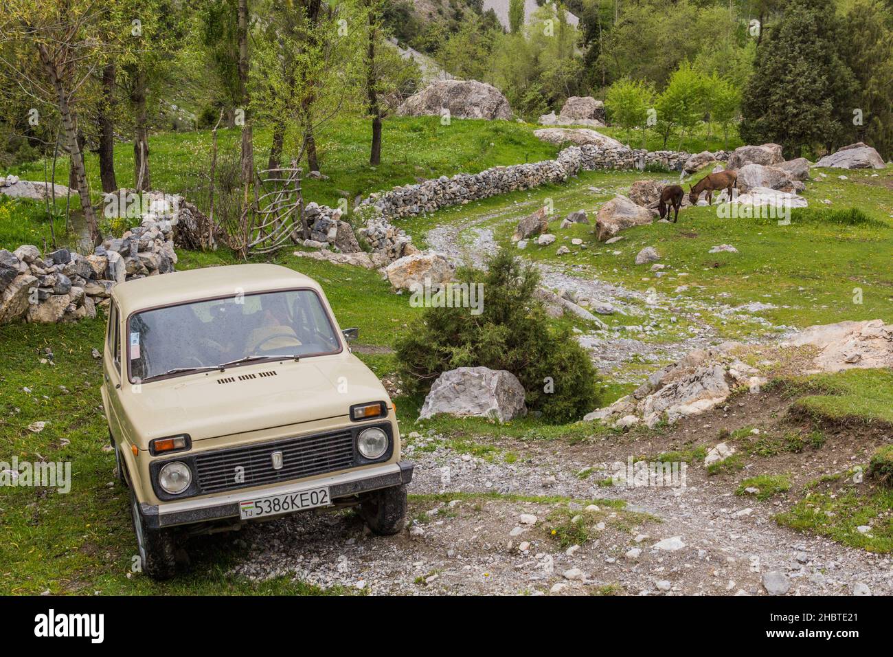 ARTUCH, TADSCHIKISTAN - 13. MAI 2018: Lada Niva Fahrzeug in der Nähe von Artuch in den Fann Bergen, Tadschikistan Stockfoto