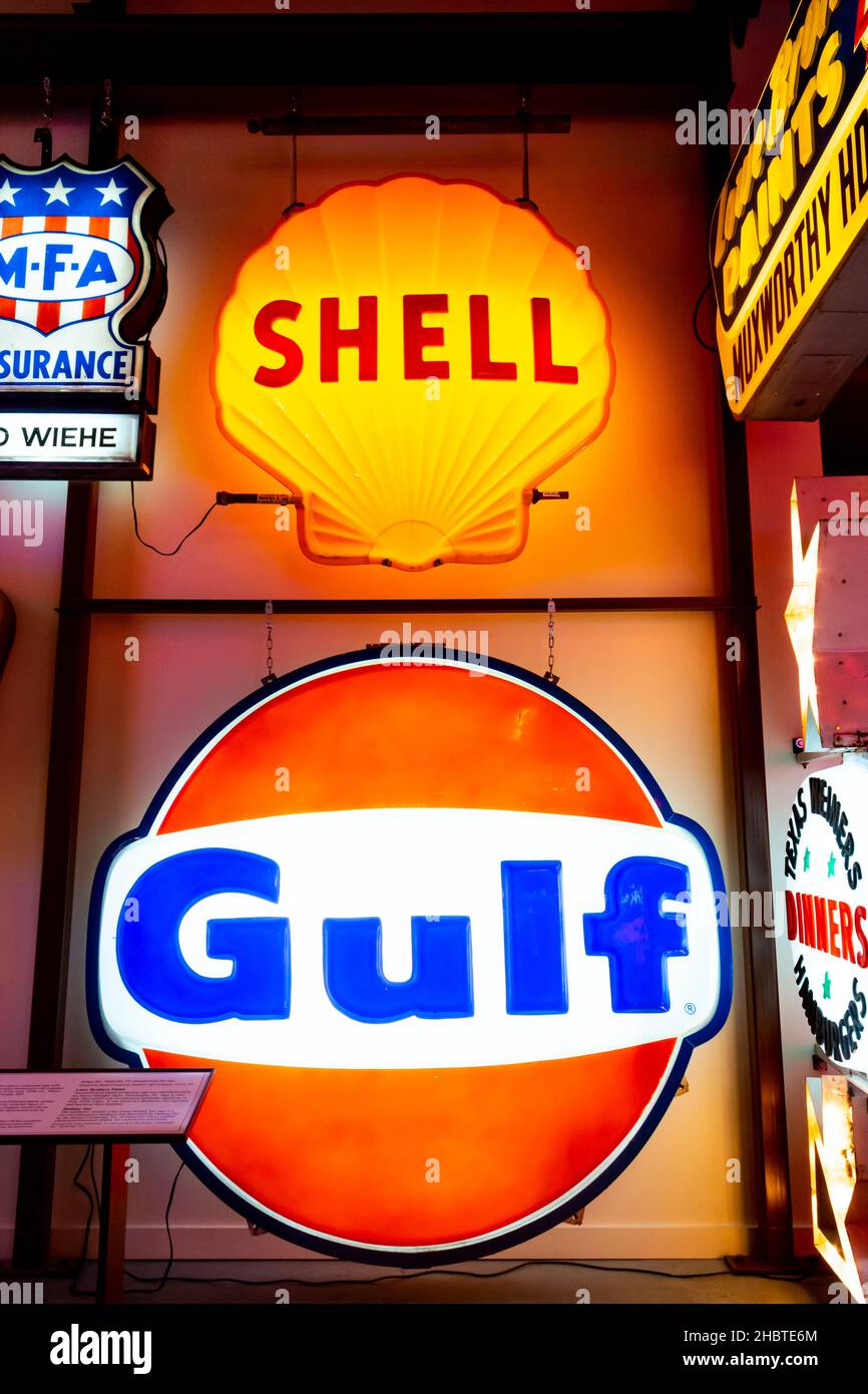 Mehrfarbige Leuchtschilder aus Glas für Shell Oil und Gulf