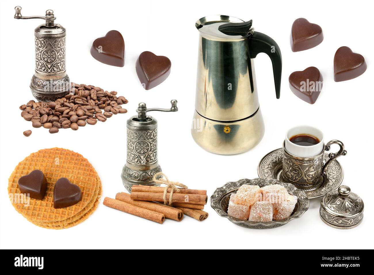 Kaffeekocher, Kaffeemühle, Kaffeebohnen und Süßigkeiten isoliert auf weißem Hintergrund. Collage. Stockfoto