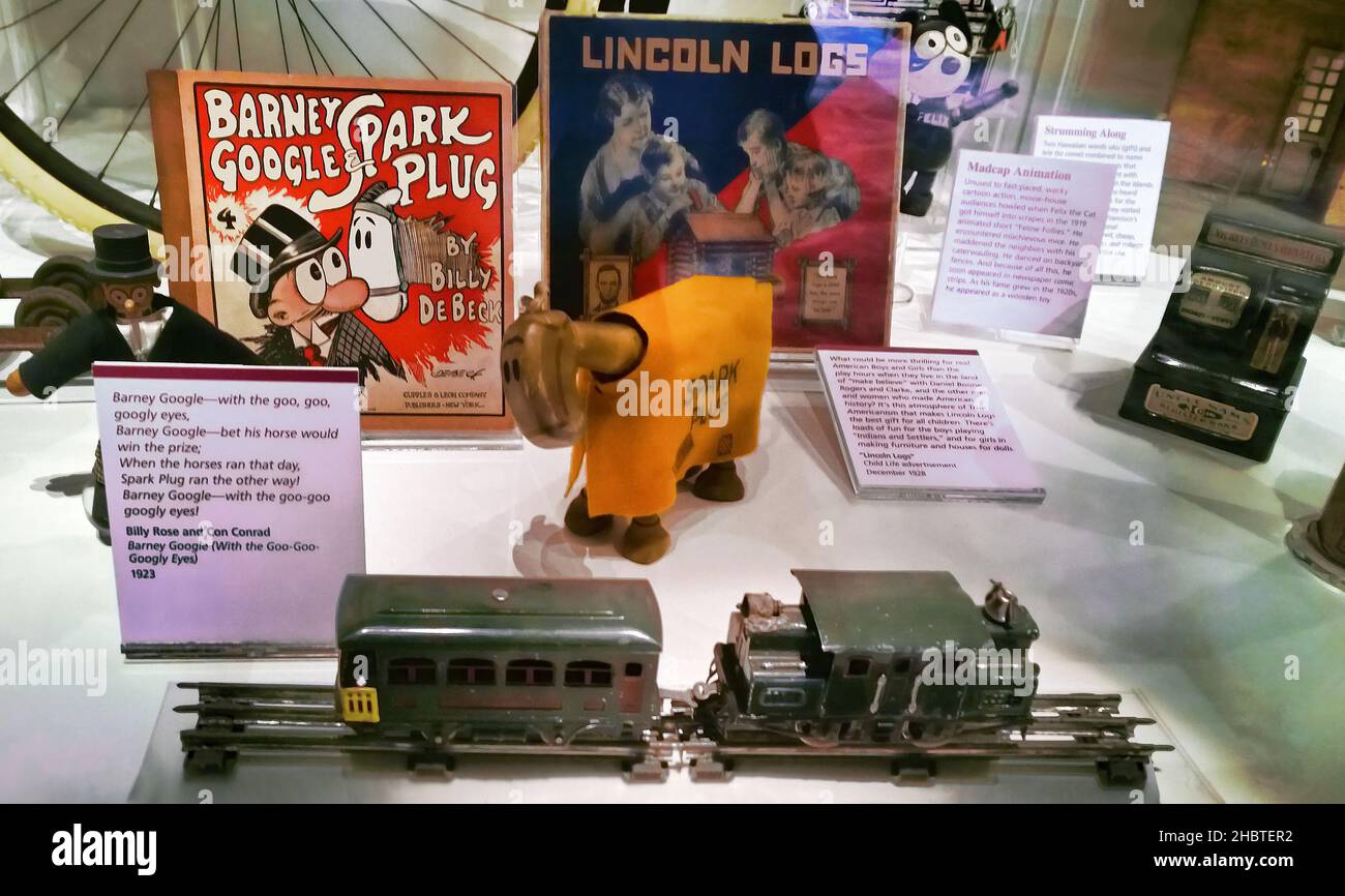 Rochester, New York, USA. 16. Dezember 2021. Präsentation von beliebten Spielzeugen aus dem frühen 20. Jahrhundert, darunter Barney Google, um 1919 und Lincoln Logs, circ Stockfoto