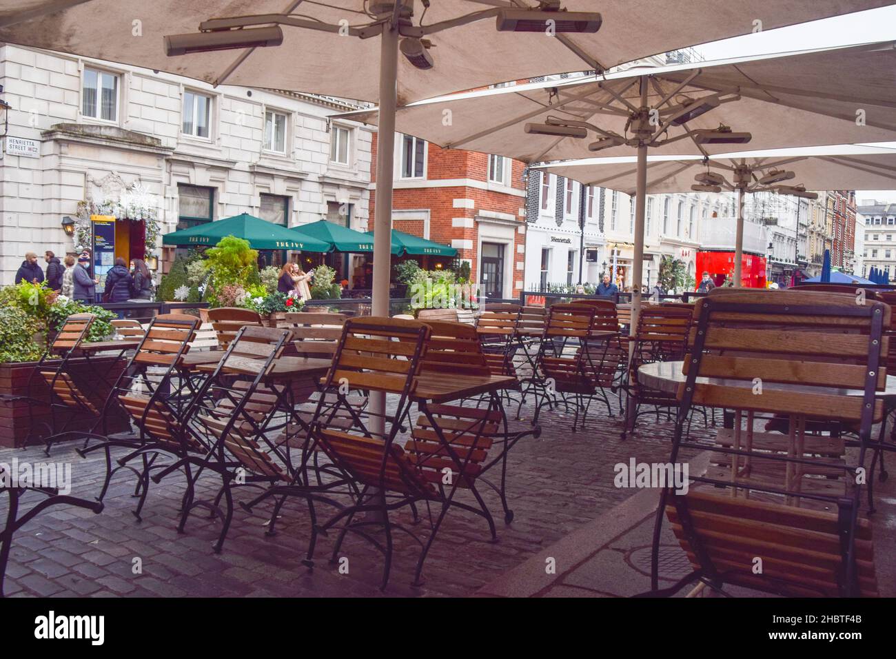 Leere Tische in einem geschlossenen Restaurant in Covent Garden. London, Großbritannien 21st. Dezember 2021. Stockfoto