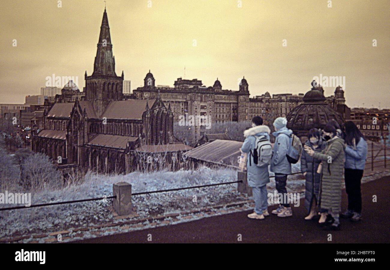 Glasgow, Schottland, Großbritannien 21st. Dezember 2021.Touristen strömen am Tag der Wintersonnenwende in die Nekropole der Druiden, die mit einer Infrarotkamera fotografiert wurde.der Friedhof wurde auf dem ehemaligen Druidenzentrum errichtet und nach dem Vorbild des Friedhofs Père Lachaise in Paris errichtet. Credit Gerard Ferry/Alamy Live News Stockfoto