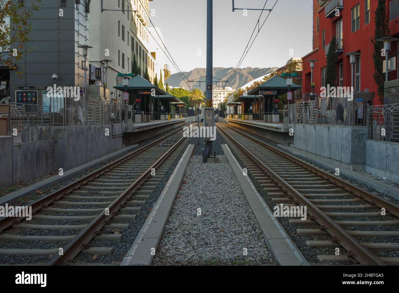 Die U-Bahn-Station Del Mar. Im Hintergrund wurden die San Gabriel Mountains gezeigt. Stockfoto