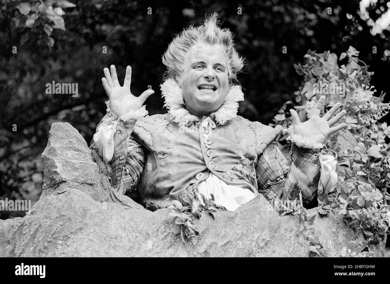 Christopher Biggins (Puck) in A MIDSUMMER NIGHT'S DREAM von Shakespeare im Open Air Theatre, Regent’s Park, London NW1 21/06/1982 Design: Tim Goodchild Regie: David Conville Stockfoto