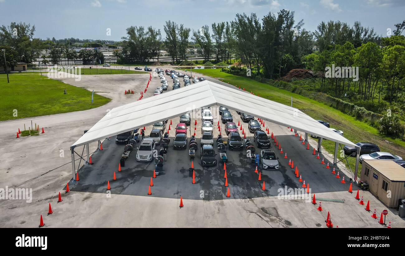 Hialeah, Florida, USA. 21st Dez 2021. Lange Autoschnur an der COVID-19-Test- und Impfstelle in South Florida. Florida meldete einen Anstieg von mehr als 18.000 neuen fällen der omicron-Variante COVID-19 in den letzten zwei Tagen. Kredit: Yaroslav Sabitov/YES Market media/Alamy Live Nachrichten Stockfoto