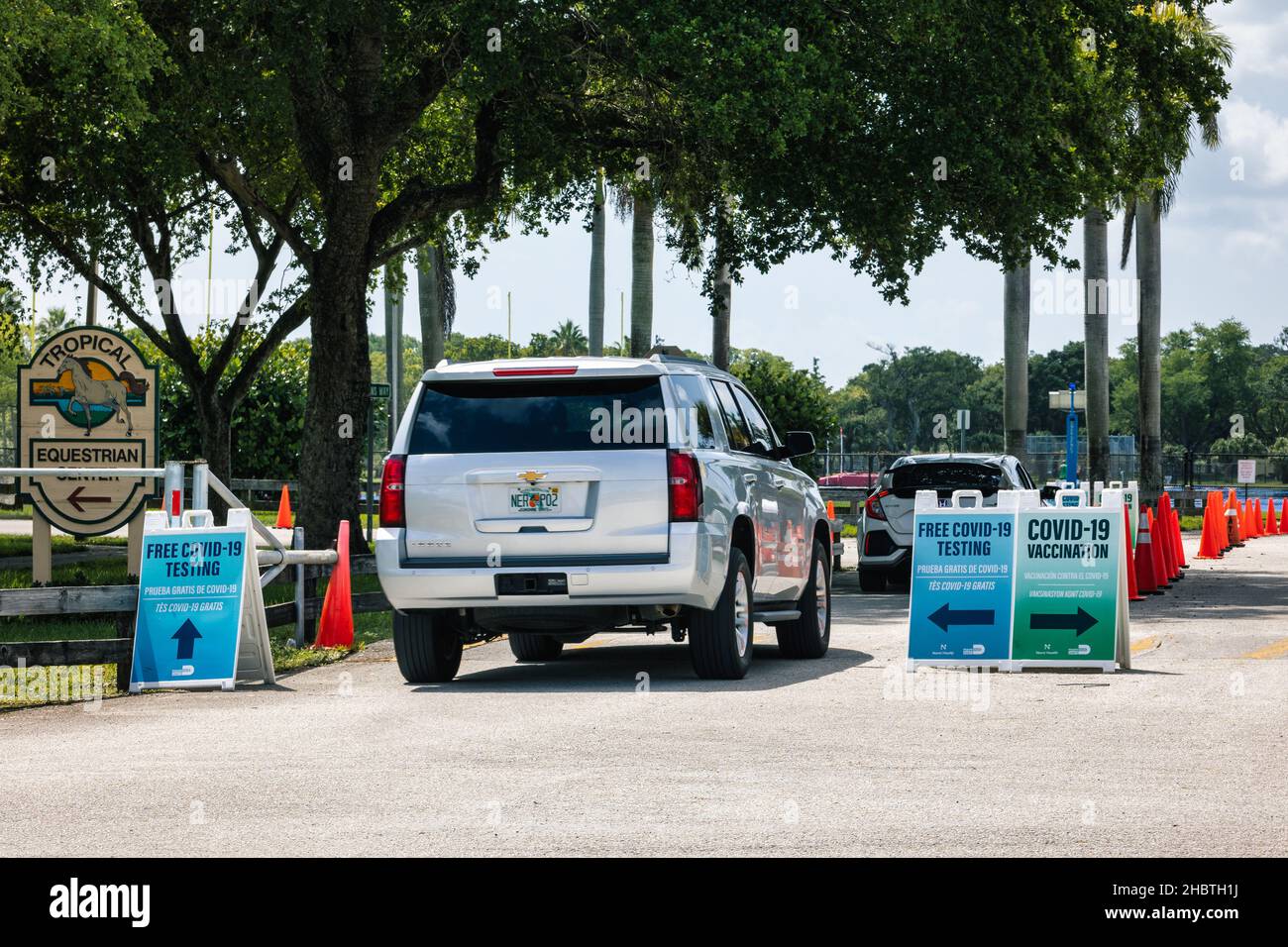 Hialeah, Florida, USA. 21st Dez 2021. Lange Autoschnur an der COVID-19-Test- und Impfstelle in South Florida. Florida meldete einen Anstieg von mehr als 18.000 neuen fällen der omicron-Variante COVID-19 in den letzten zwei Tagen. Kredit: Yaroslav Sabitov/YES Market media/Alamy Live Nachrichten Stockfoto