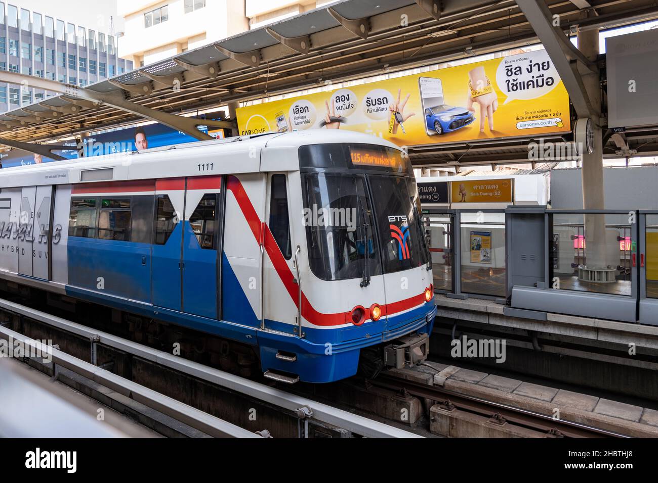 Bangkok, Thailand - Dezember 2021: BTS Skytrain am Bahnsteig. BTS ist Bangkok Transit System Zug fährt auf der Schiene i der Hauptstadt von Thailand Stockfoto