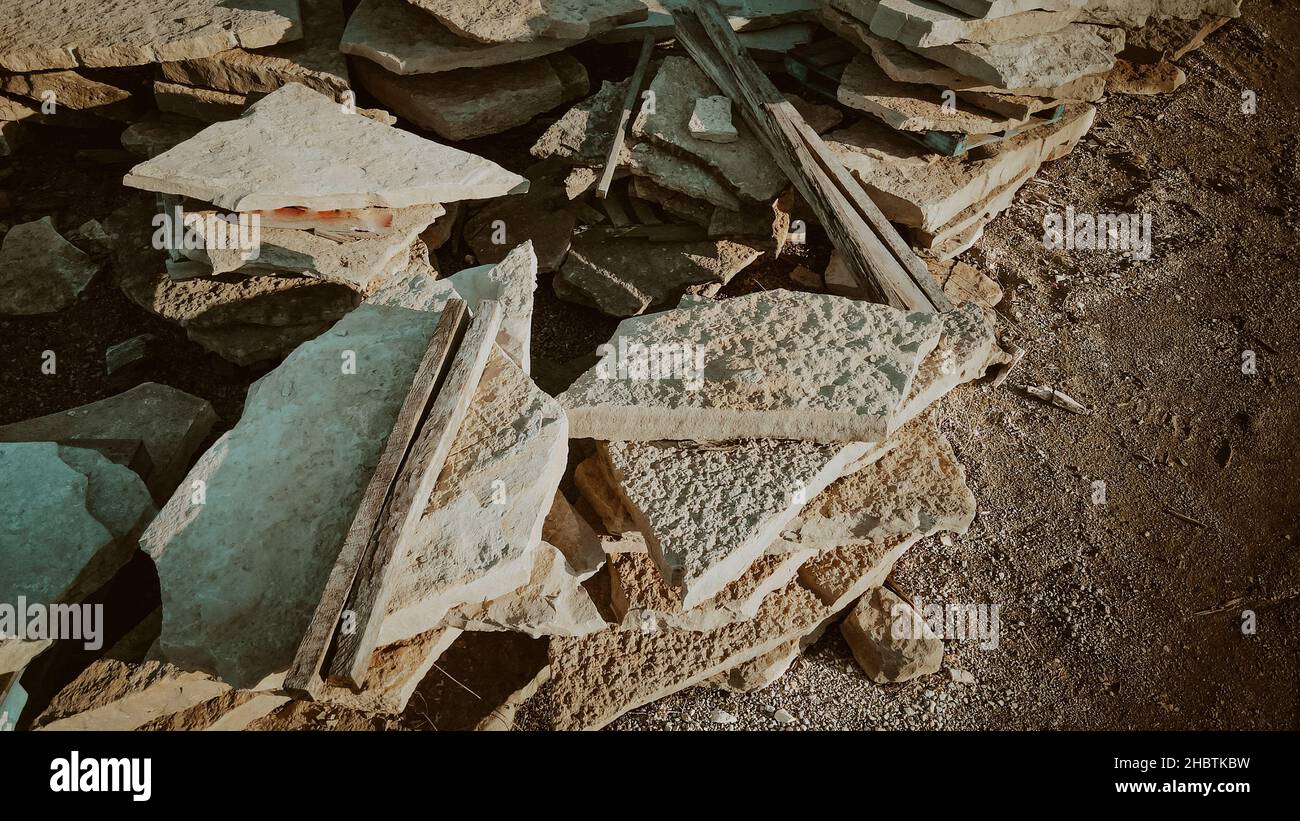 Haufen von Felsen, die in heller Sonne landschaftlich gestaltet werden Stockfoto