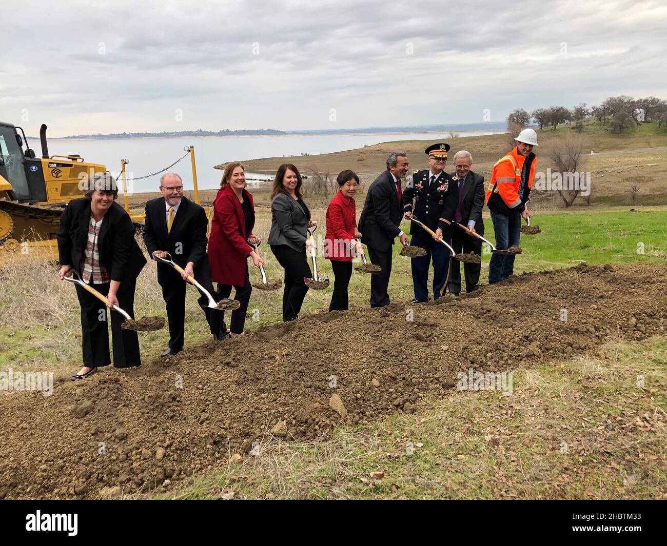 Folsom Dam heben bahnbrechend, Politiker mit Schaufeln Ca. 21. Januar 2020 Stockfoto