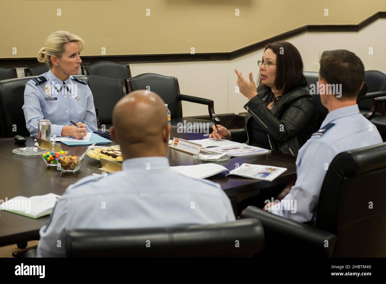 Senator Tammy Duckworth auf dem Luftwaffenstützpunkt Scott, Ca. 19. Januar 2016 Stockfoto