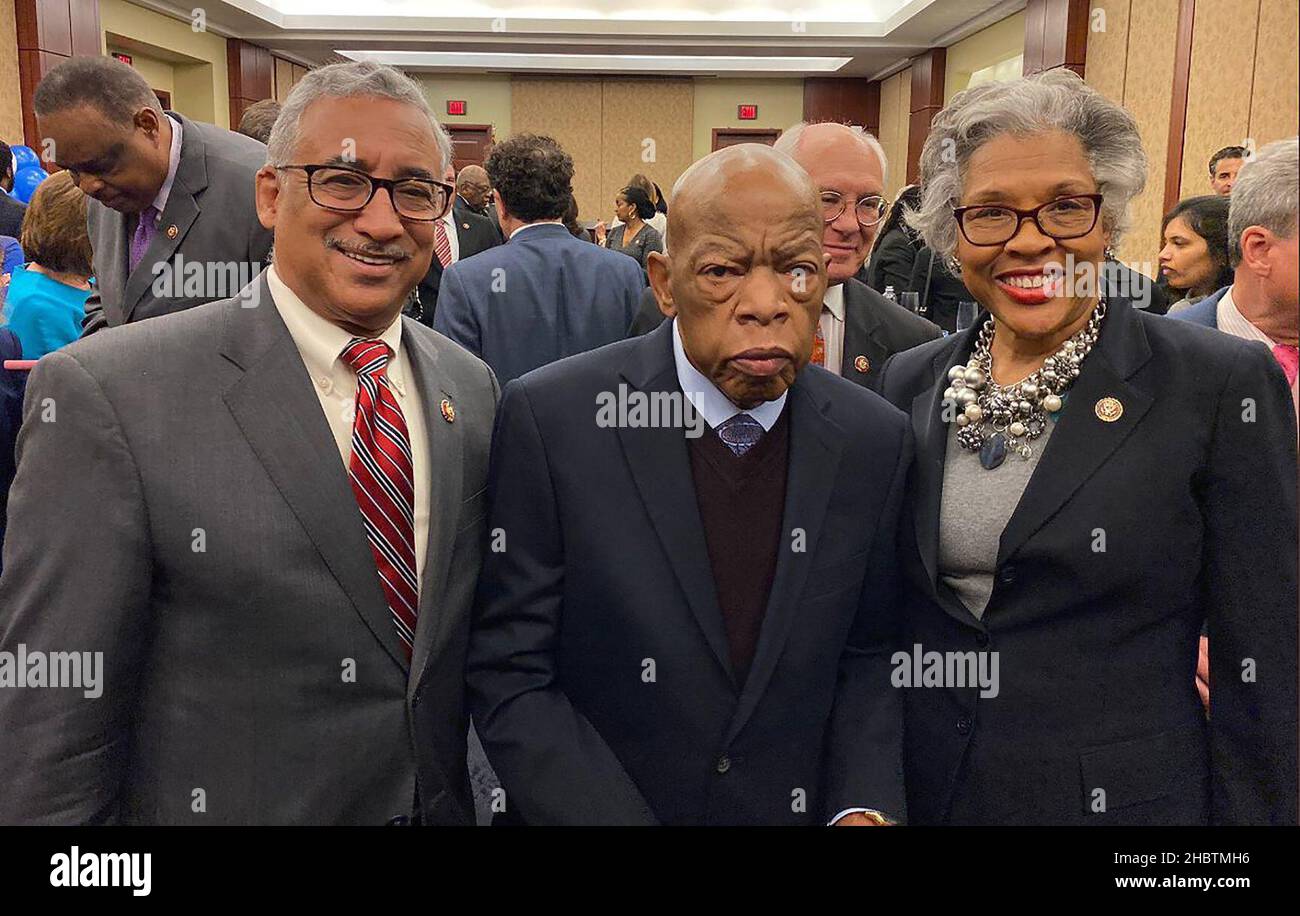 Die Kongressabgeordnete Joyce Beatty mit John Lewis auf seiner Geburtstagsfeier zum 80th. 6. März 2020 Stockfoto