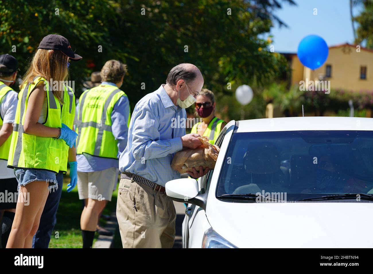 Der Kongressabgeordnete Brad Sherman sammelt Lebensmittel und Vorräte für die North Hollywood Interfaith Food Pantry Ca. 4. Juli 2020 Stockfoto