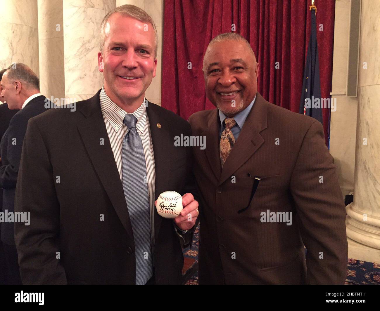 Senator Dan Sullivan trifft die Baseballhalle von Famer Ozzie Smith Ca. 2. Oktober 2016 Stockfoto