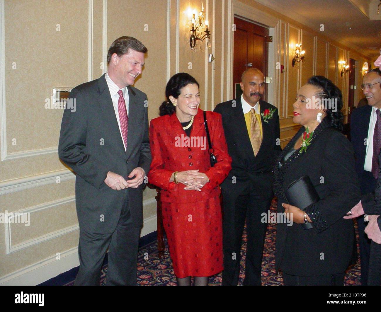 2. Oktober 2004 - Senatorin Olympia Snowe und ihr Ehemann, ehemalige Maine Gov. Jock McKernan trifft sich mit Coretta Scott King - der Witwe des Bürgerrechtführers Martin Luther King Jr. - zum 40th. Jahrestag der NAACP in Portland, Kalifornien. 2. Oktober 2004 Stockfoto