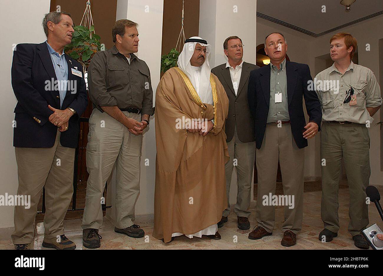 Der Kongressabgeordnete Adam Putnam besucht die Kongressabgeordneten Joe Wilson (R-SC), Mike Rogers (R-MI), den irakischen Präsidenten Sheikh Ghazi Ajil Al-Yawar, Jon Porter (R-NV) und Peter Hoekstra (R-MI). Ca. 2004 Stockfoto