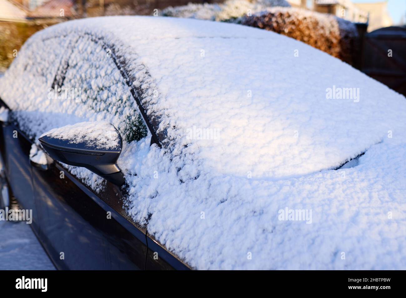 Reinigung der Windschutzscheibe von Schnee durch Eiskratzer mit Bürste im  Winter. Schnee vom Auto auf der Straße entfernen Stockfotografie - Alamy