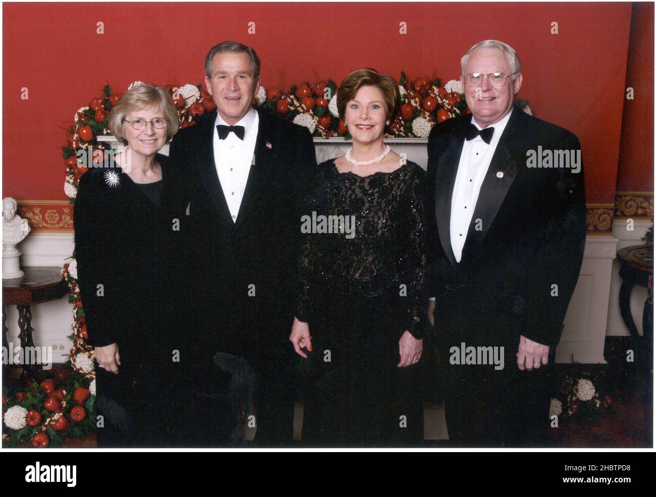 Der Kongressabgeordnete Joe Pitts mit Präsident George W. Bush und Frau Laura Bush Ca. Dezember 2003 Stockfoto
