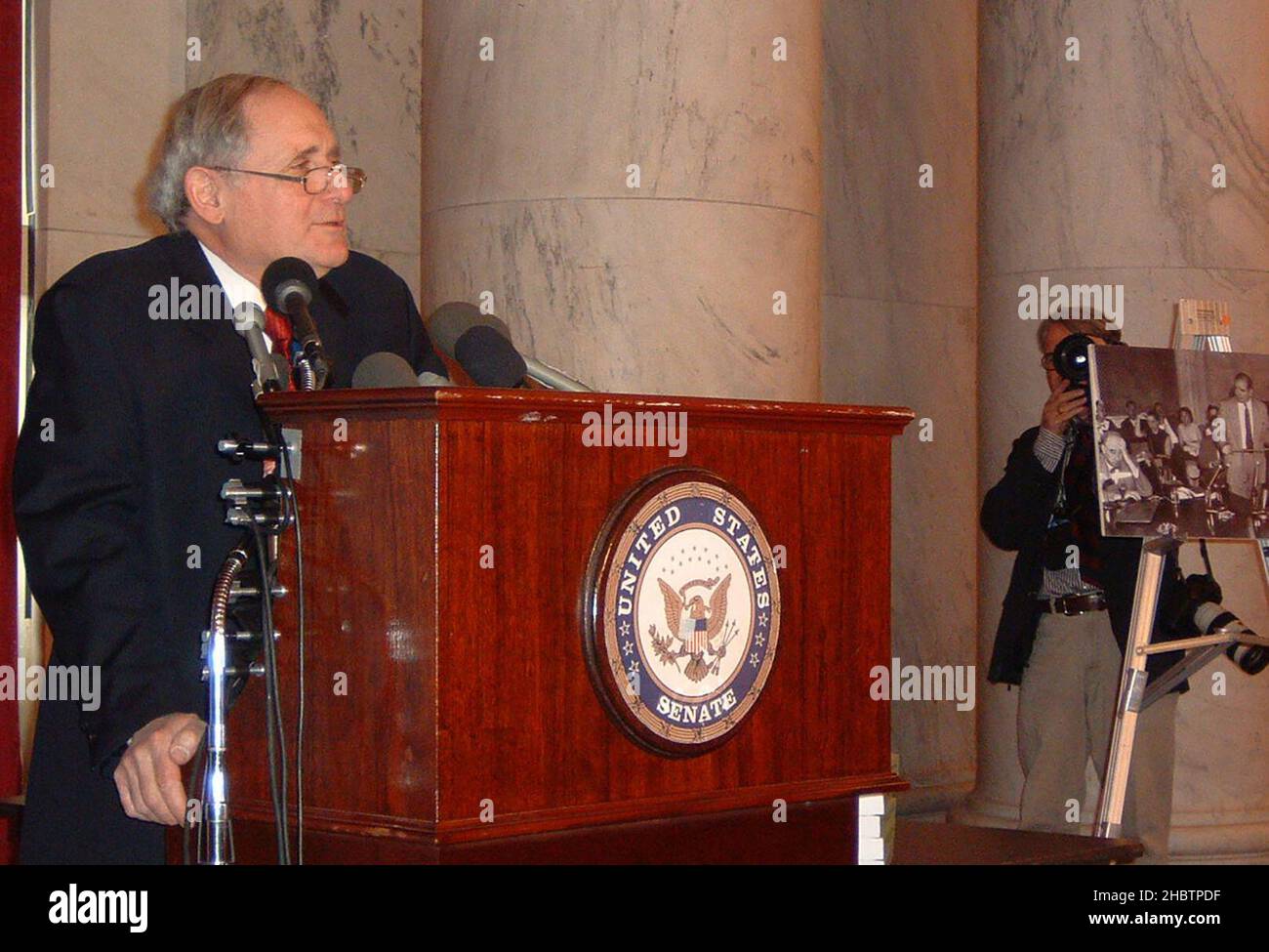 Senator Carl Levin kündigt auf einer Pressekonferenz seine Ablehnung des Irakkrieges und seine Bereitschaft an, über die Genehmigung, Präsident George W. Bush das Recht zu geben, in den Irak einzumarschieren, mit Nein zu stimmen Stockfoto