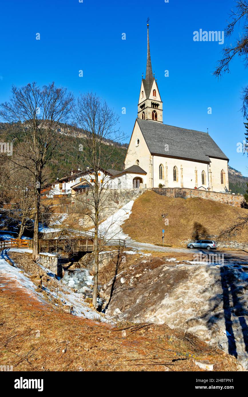 Kirche San Giuliana. Vigo di Fassa (Vich) im Fassatal in den Dolomiten. Europa, Mitteleuropa, Italien. Stockfoto